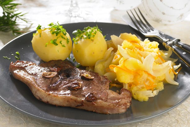 https://imgix.familiejournal.dk/files/pics/familiejournal-dot-dk/140/4379/original-48429-50-09-lammekoteletter-med-krydret-aeblekompot-612.jpg