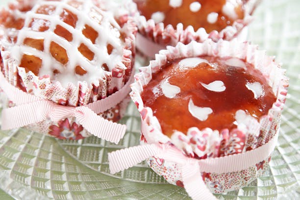 https://imgix.familiejournal.dk/files/pics/familiejournal-dot-dk/140/4456/original-49265-42-jordbaercupcakes-med-hvid-chokolade-612.jpg