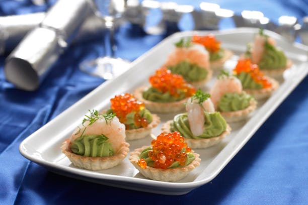 https://imgix.familiejournal.dk/files/pics/familiejournal-dot-dk/140/4966/original-54949-52-10-minitarteletter-med-avocado-og-rogn-eller-rejer-612.jpg