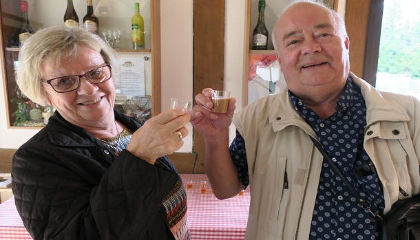 Familie Journal på flodkrydstogt: Skål! Ole og Mona Kristensen synes især godt om Creme au Calvados, som de smager på det gamle La Maison Busnel-destilleri i Normandiet.