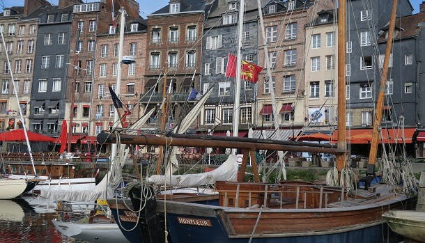 Familie Journal på flodkrydstogt: Det er små, hyggelige havnebyer som Honfleur, Familie Journal sejlede forbi på flodkrydstogtet på Seinen.