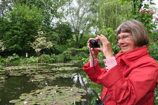 Familie Journal på flodkrydstogt: Åkanderne gør Monets Have i Giverny let at genkende fra malerierne, og Ane-Grete Marckmann fotograferer det berømte motiv.