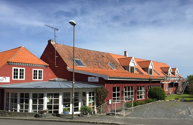 På rejsen til Bornholm bor vi på det hyggelige Hotel Allinge, som ligger centralt placeret i hjertet af byen på den bornholmske nordkyst.