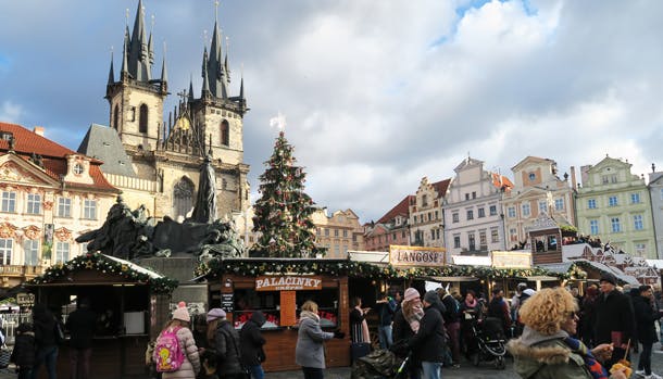 Julemarkedet på Prags rådhusplads med de to karakteristiske tårne på den gotiske Týn-kirke.