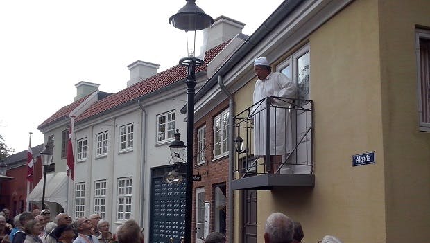 - Jeg befaler, at du åbner døren med det samme, Misse! På balkonen står Lærer Andersen iført stribet pyjamas og klager sin nød til tilskuerne, der er stimlet sammen nedenfor, men lige meget hjælper det.