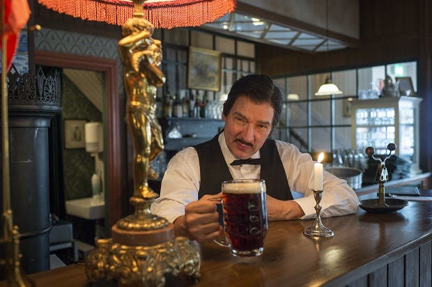 Et besøg i Korsbæk på Bakken er ren nostalgi. Kig indenfor i Lauras Køkken eller nyd en køl øl på Jernbane Restauranten - friskskænket af selveste Tjener Boldt!