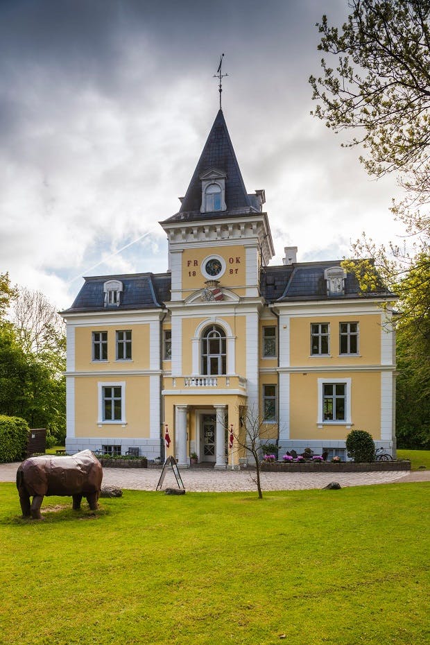 Liselund er Danmarks bedst bevarede haveanlæg fra romantikken, og den sirlige havekunst leder tankerne hen på de sydengelske slothaver.
