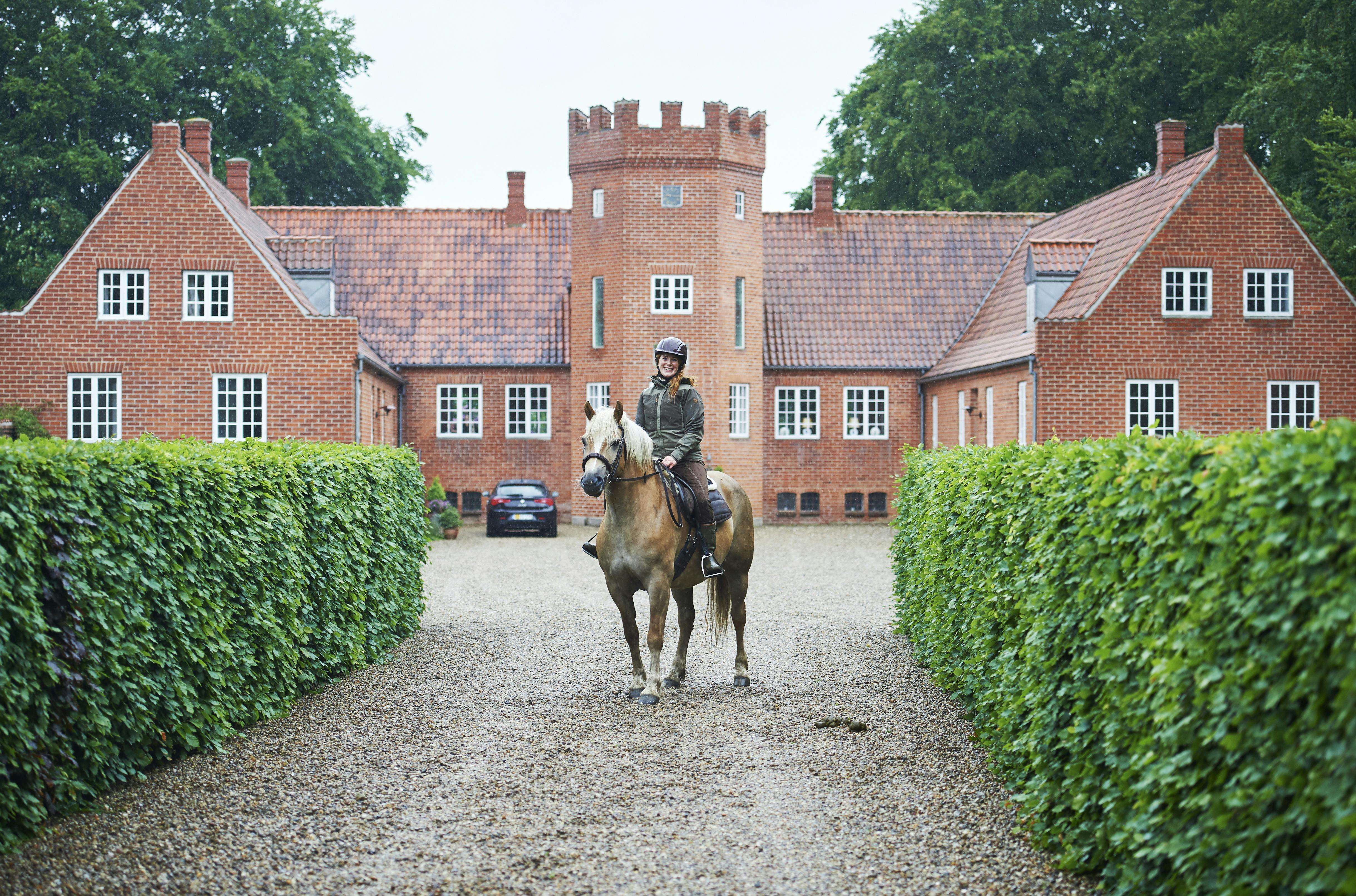 Lise er gift med arvingen til kollerup gods