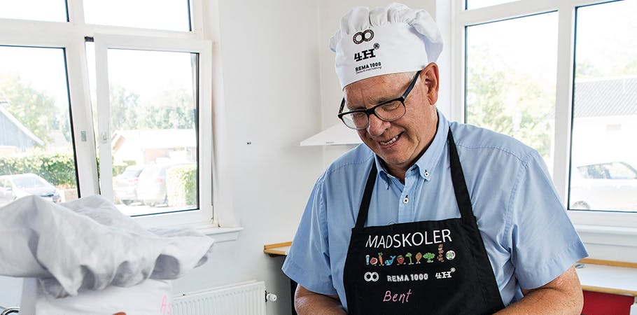 Bliv instruktør i sommerferien: Bent lærer børn at lave mad