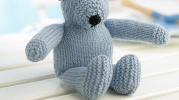 Strikket bamse til børn