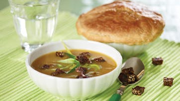 Krydret græskarsuppe med butterdejslåg og rugbrødscrutoner