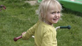 Astrid kører planterne fra blomsterhandlerendet sidste stykke fra bilen og om i haven. Fotos: Anne Marie Øby