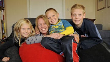 Her er Ina med de tre små. Det er Markus på 12 til højre, Johannes på seks i midten og Therese på ni år. De tre ældste er 20, 18 og 17 år