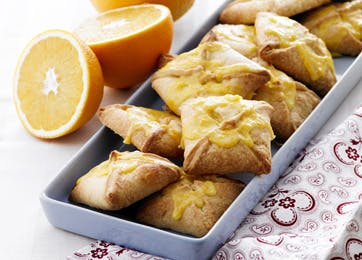 Firkantede fastelavnsboller med appelsincreme og appelsinglasur