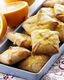 Firkantede fastelavnsboller med appelsincreme og appelsinglasur