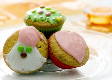 Søde julemuffins med sjove julemotiver i glasur