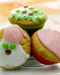 Søde julemuffins med sjove julemotiver i glasur