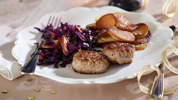 Gammeldaws frikadeller med varm rødkålssalat