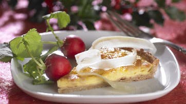 Ostetærte med fyld af emmentaler og pinjekerner