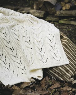 Strikket hvidt tæppe