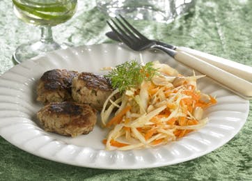 Lynhurtige tunfrikadeller med frisk hvidkålssalat
