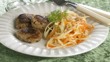 Lynhurtige tunfrikadeller med frisk hvidkålssalat