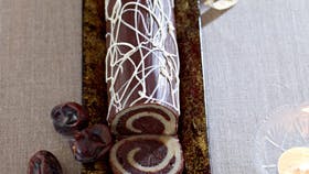 Julet marcipanroulade med sødt fyld af dadler