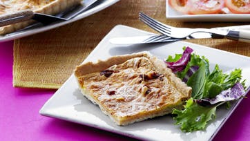 Nem quiche lorraine med bacon og gruyereost