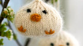 Strikkeopskrift på dunede påskekyllinger til ophæng