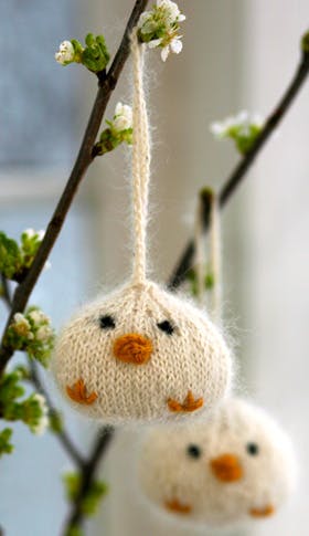 Påskepynt - strikkede kyllinger