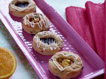 Små hjerteformede fastelavnsboller med fyld af marmelade 