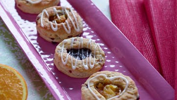 Små hjerteformede fastelavnsboller med fyld af marmelade