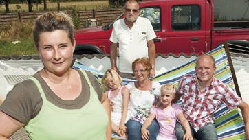 Her i august begynder Thomas igen på sit arbejde, men så har han også været syg et helt år ? til gengæld har han haft tid til at være sammen med hele familien: Her pigerne Cecilia og Camilla, Linda og forældrene Helle og John. Foto: Alex Tran