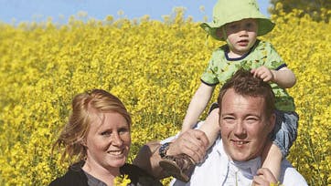 Mette, Steen og deres søn, Frederik, på halvandet år. Foto: Birger Storm