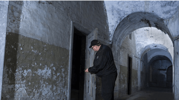 Det var inde i dette rum, at spøgelses-jægerne var gået til ro, da de blev skræmt fra vid og sans af en kvindestemmen her ved døren, fortæller Shane Eno. Foto: Flemming Nielsen