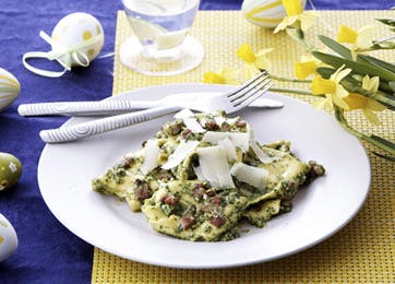 Pasta med hjemmelavet rucola- og ærtepesto med bacon