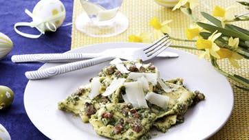 Pasta med hjemmelavet rucola- og ærtepesto med bacon