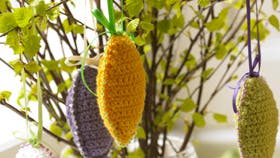 Hæklede påskeæg i flere farver med perlekant