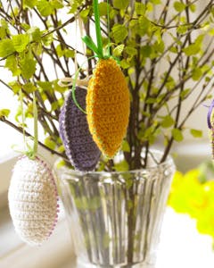 Hæklede påskeæg i flere farver med perlekant