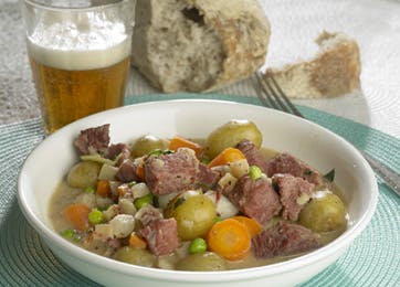 Kalvefrikassé med kartofler, selleri, urter og 