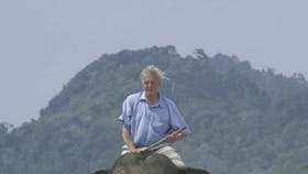 Seriens fortæller, legendariske David Attenborough, højt til elefant. Foto: BBC