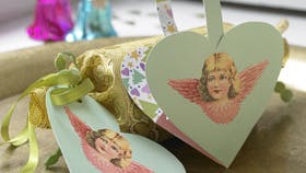 Englene pynter på både hjerte og gavemærke