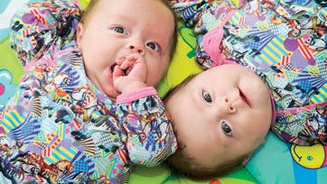 Her er Liv og Ida ? to kvikke, små piger. Først i 20. uge kunne jordmoderen se, at der var to piger i Annis mave. Foto: Jesper Kristensen