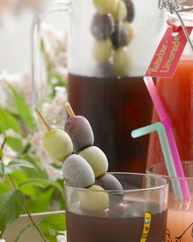 Hjemmelavet iste med solbærsmag og kolde druer