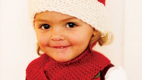 Pige med strikket nissehue