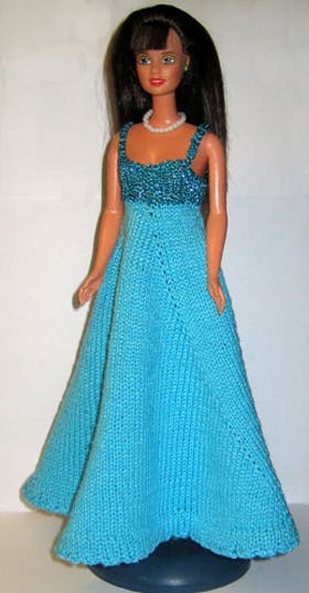 Hjemmestrikket kjole til Barbie