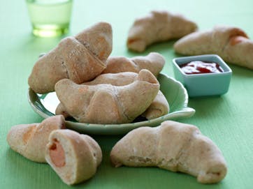 Lækre fuldkorns-pølsehorn med kærnemælk og ketchup