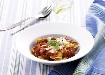 Fyldt ravioli med hjemmelavet tomatsovs og parmesanost