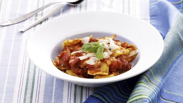 Fyldt ravioli med hjemmelavet tomatsovs og parmesanost
