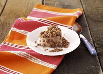 Cremet chokoladeparfait med knasende Daim